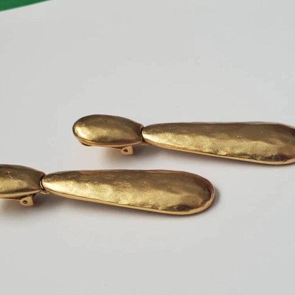 Signed Vendome Hammered Matte Gold-tone Long Clip-on Earrings - Picture 5 of 10